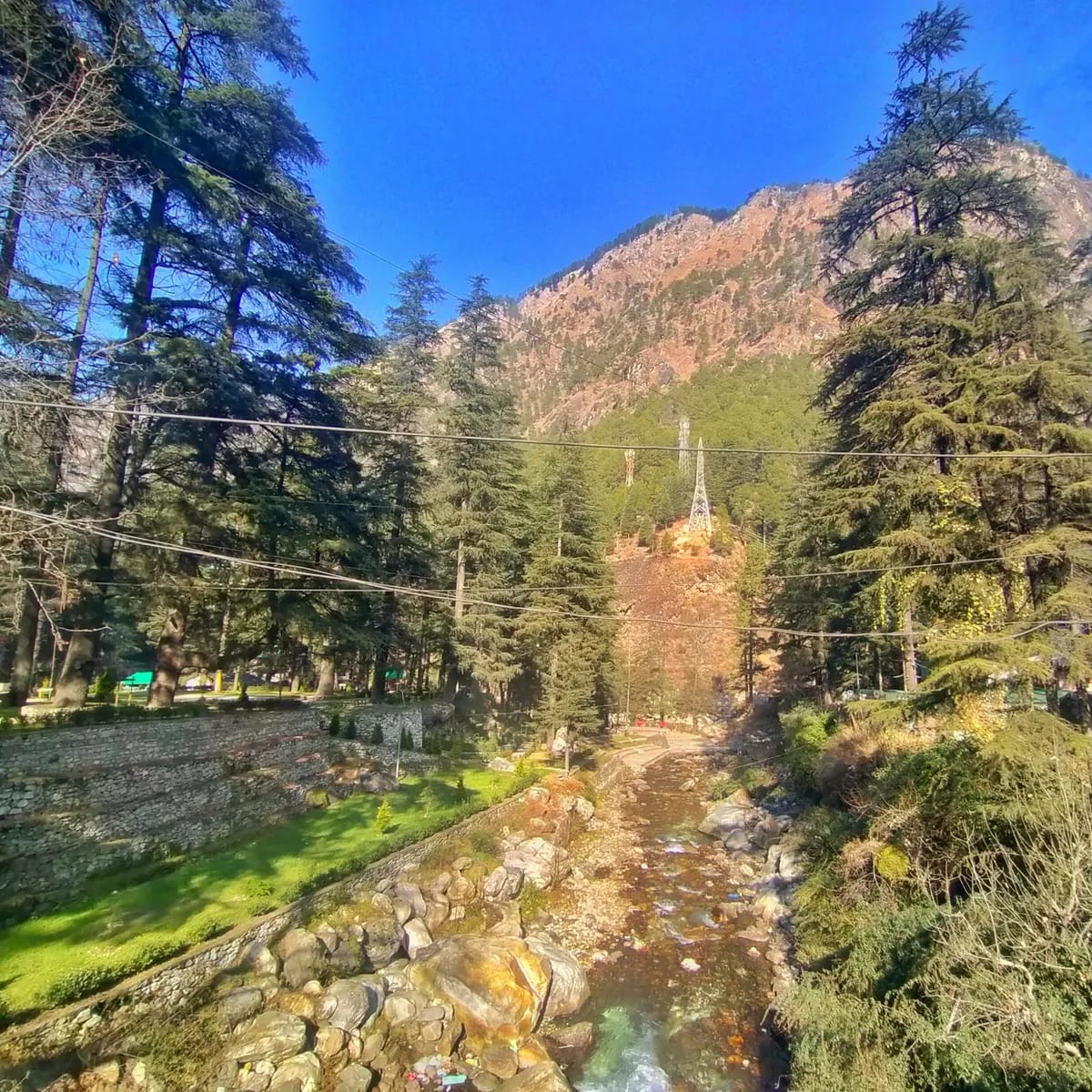 A small town in the mountains, Kasol